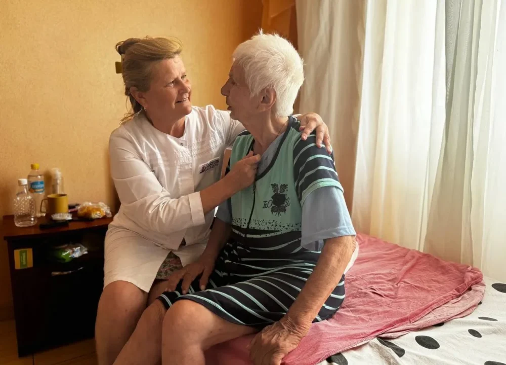 Сотрудник рядом с постоялицей